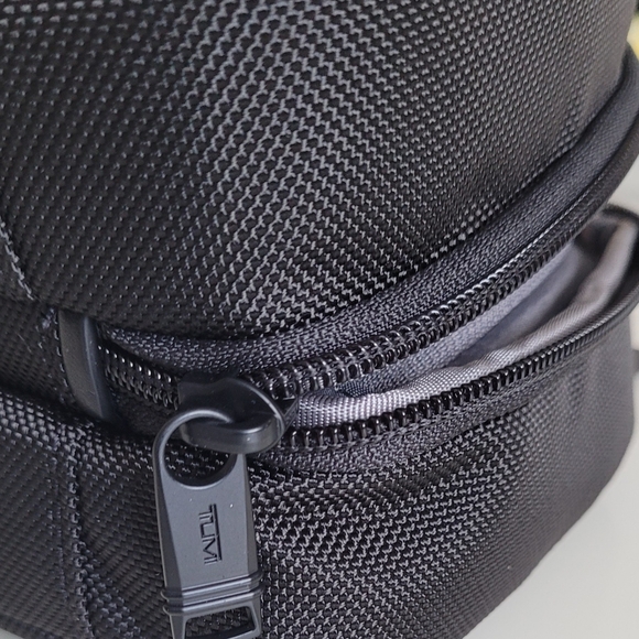 NWT TUMI Alpha Split Travel Kit Black - Picture 6 of 7